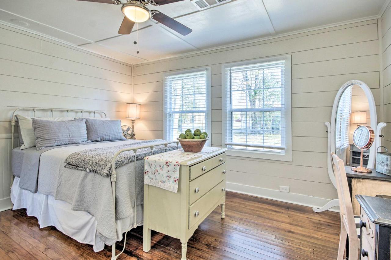 Charming Country Cottage, Walk To Main Street! Tomball Bagian luar foto