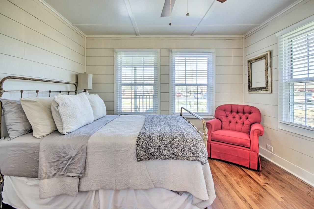 Charming Country Cottage, Walk To Main Street! Tomball Bagian luar foto