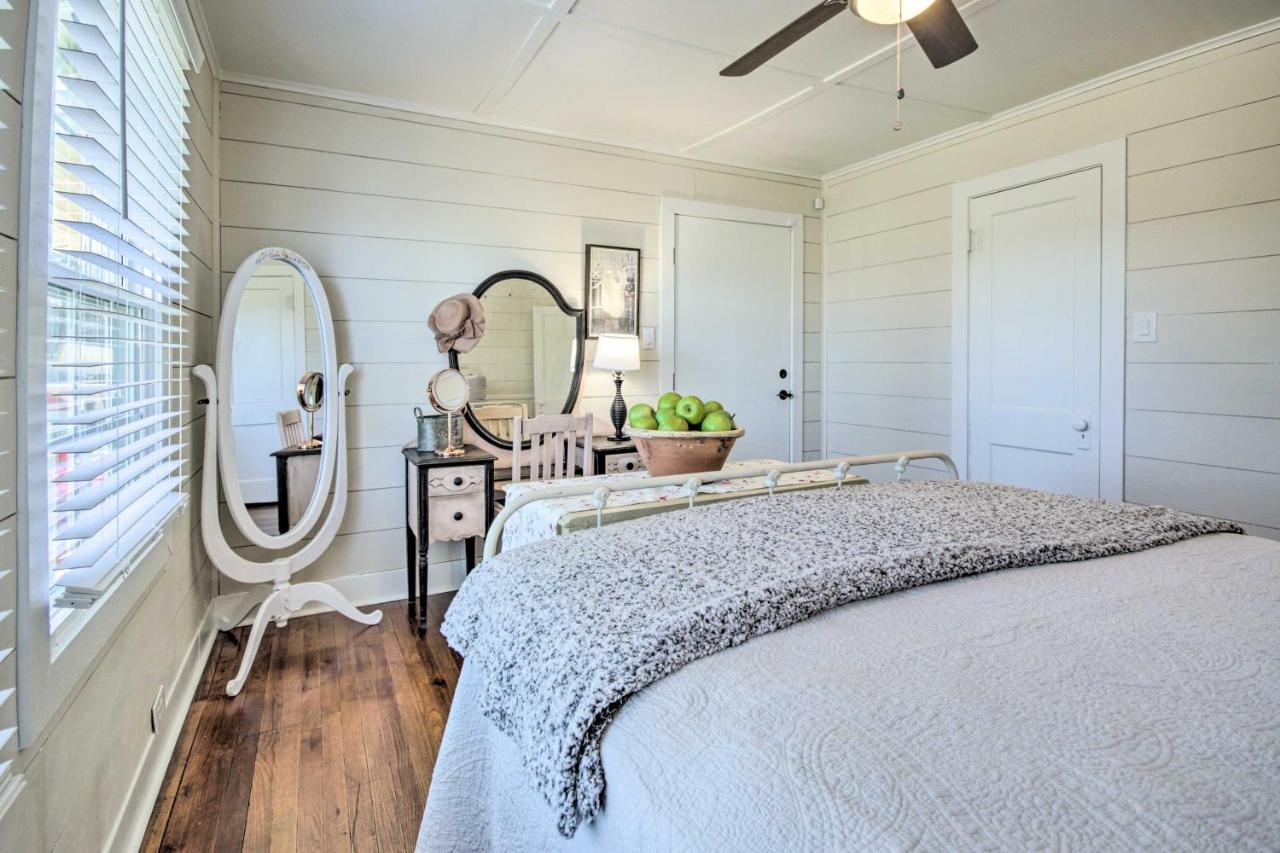 Charming Country Cottage, Walk To Main Street! Tomball Bagian luar foto
